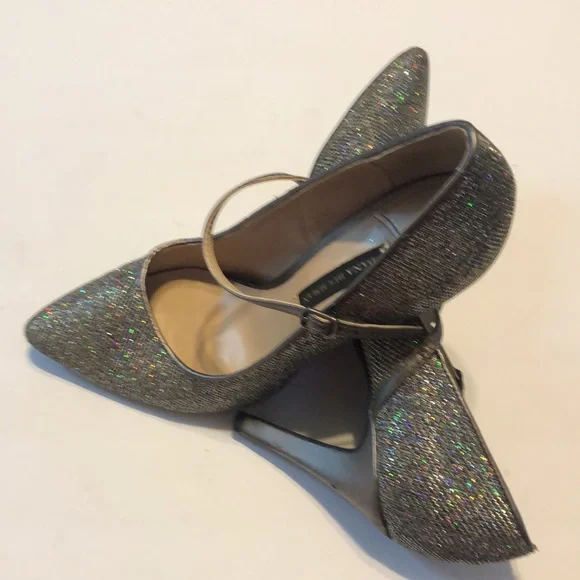 Ladies 9 m Dana Buchman silver sparkle pumps - Picture 3 of 14